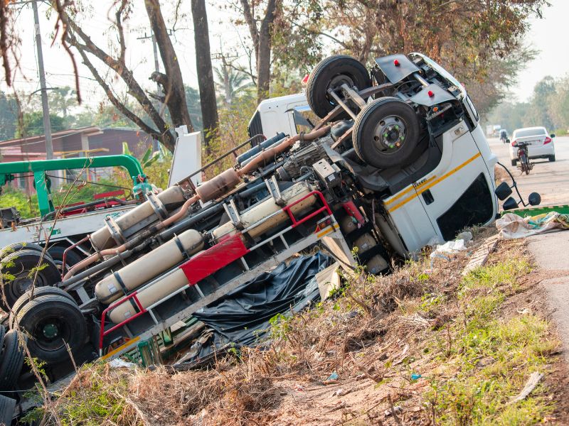 Orlando’s extensive highway network, including I-4 and the Florida Turnpike, is a vital conduit for commerce, frequented by a myriad of commercial vehicles and trucking companies. Despite the economic benefits, this heavy traffic flow raises the risk of accidents. In the unfortunate event of a collision involving a commercial vehicle, initiating a comprehensive investigation encompassing the accident scene, involved vehicles, and individuals is paramount. Notably, many commercial entities and large corporations promptly deploy risk managers and investigators to the accident site, underscoring the complexity of these incidents.