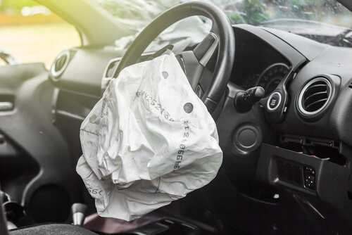 The Takata Nissan airbag recall is among the largest in automotive history, involving over 67 million airbags in the U.S. and more than 100 million worldwide. This recall has affected over 20 automakers, including recent "do not drive" warnings from Honda, BMW, and Stellantis. Despite extensive recall efforts, a Carfax report indicates over 6.4 million vehicles in the U.S. are still equipped with these hazardous airbags.