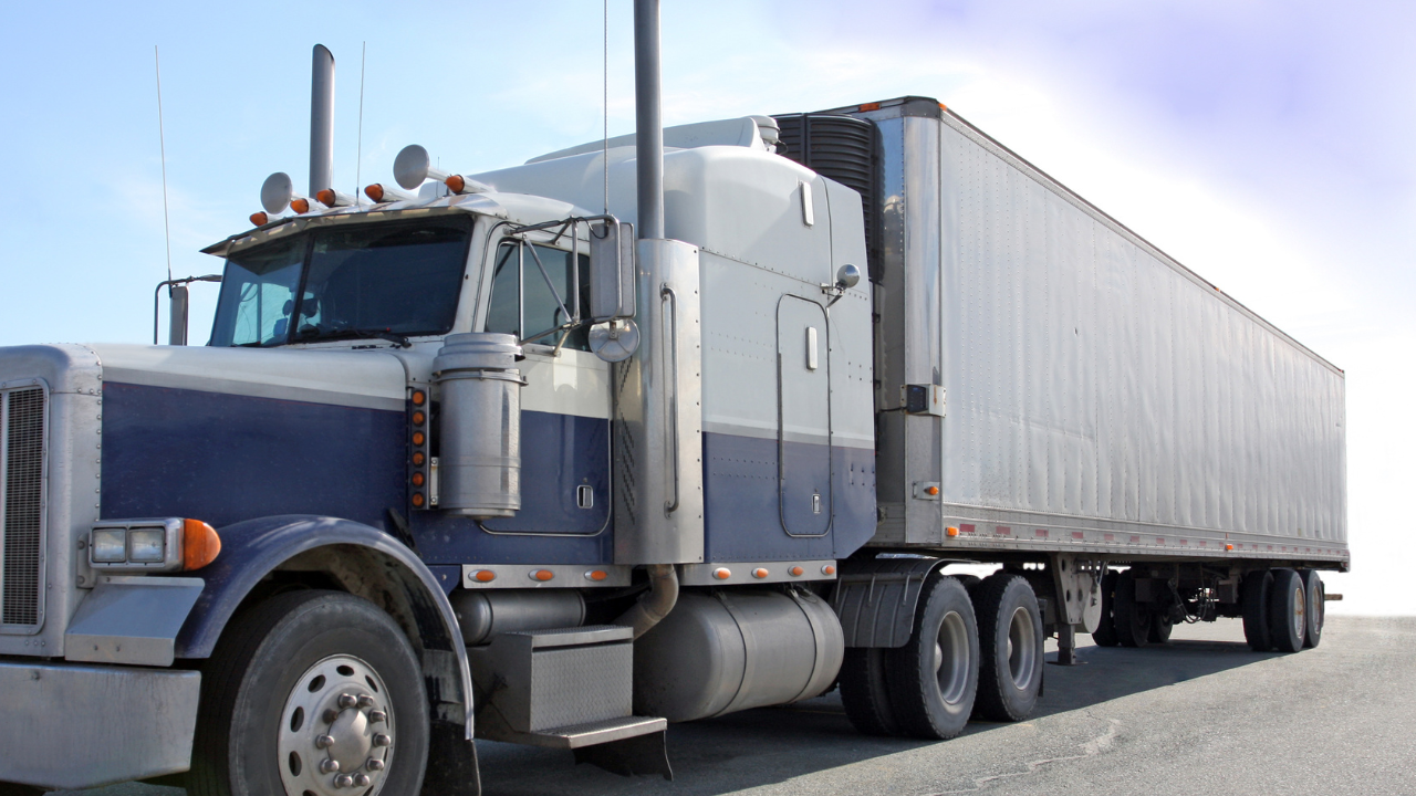 Truck driver fatigue accidents are often the result of a combination of factors. These include long working hours, lack of sleep, irregular schedules, and physical and mental stress. Truck drivers are under immense pressure to deliver goods quickly, and this pressure often leads to them driving beyond the legally regulated hours. According to the Federal Motor Carrier Safety Administration (FMCSA), commercial truck drivers are limited to driving a maximum of 11 hours within a 14-hour shift, with mandatory rest breaks. However, many drivers and companies push these limits, increasing the risk of fatigue.