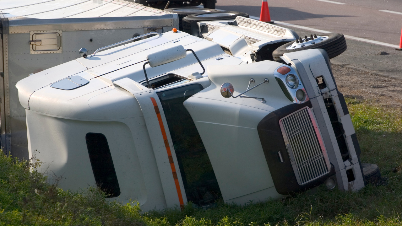 Many truck accidents result from negligence, including:

Speeding or tailgating.
Unsafe lane changes or reckless driving.
Fatigue from exceeding allowable driving hours.
Distracted driving, such as texting or using electronic devices.
Impaired driving due to alcohol or drugs.
Mechanical failures, including brake issues.
Improperly loaded or secured cargo.