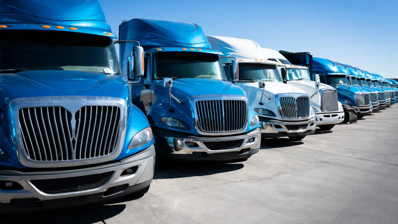 Many truck accidents result from negligence, including:

Speeding or tailgating.
Unsafe lane changes or reckless driving.
Fatigue from exceeding allowable driving hours.
Distracted driving, such as texting or using electronic devices.
Impaired driving due to alcohol or drugs.
Mechanical failures, including brake issues.
Improperly loaded or secured cargo.