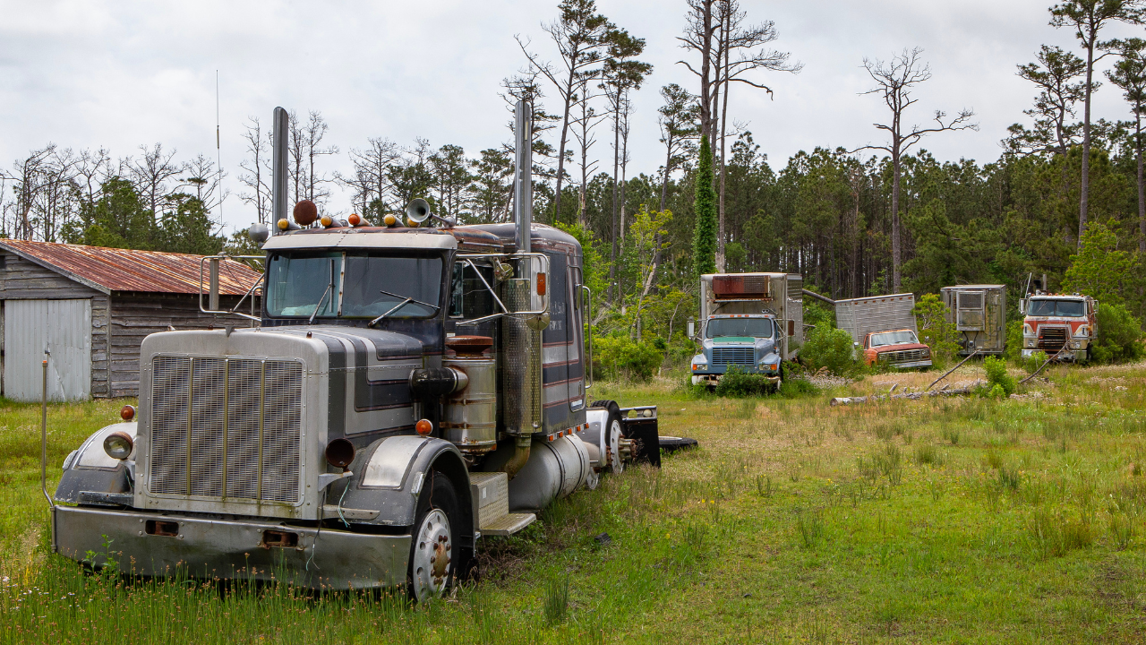 While pursuing a truck accident claim, victims often face significant challenges:

Dealing with Multiple Liable Parties
Trucking companies, drivers, and manufacturers may all share responsibility. Proving fault across these entities can be legally and logistically demanding.

Insurance Company Tactics
Insurance adjusters often employ delay tactics or undervalue claims. Without proper legal representation, victims may settle for less than they deserve.

Complex Federal and State Regulations
Trucking accidents are subject to strict regulations from the Federal Motor Carrier Safety Administration (FMCSA) and Florida state laws. These rules can complicate the legal process.